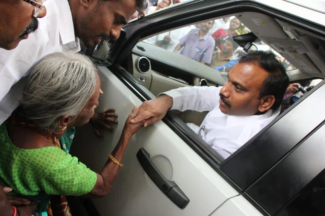 `ஒரு தடவையாவது பார்த்துட்டுப் போறேன்..!’ - 88 வயதில் மருத்துவமனை வாசலில் தவிக்கும் நெல்லை மூதாட்டி