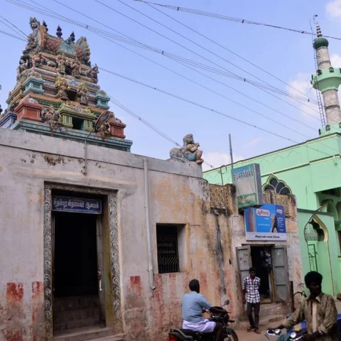 400 ஆண்டுகளாக கோயிலையும் பள்ளிவாசலையும் இணைத்திருக்கும் நல்லிணக்கச் சுவர்! - சபாஷ் திருப்பத்தூர்