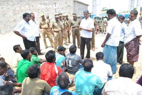 கடல்நீரை, குடிநீராக்கும் ஊழியர்களுக்கு அடிஉதை: மீனவர்கள் ஆவேசம்!