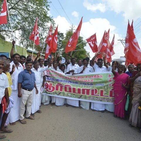 `விருதுநகரை வறட்சி மாவட்டமாக அறிவியுங்கள்!’ - மாவட்ட ஆட்சியர் அலுவலகம் முன் அதிர்ந்த விவசாயிகள்