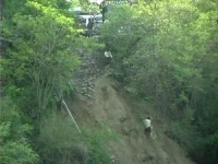 கொடைக்கானல் மலையில் லாரி கவிழ்ந்து ஒருவர் பலி (படங்கள்)