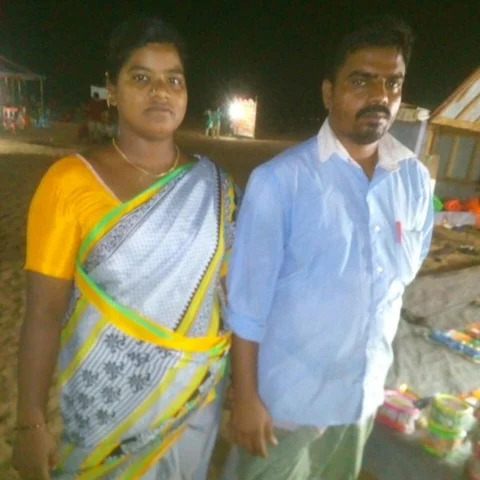 `என்ன மிஞ்சி இருக்கோ அதை வெச்சுதான் வியாபாரம்!’ - விளையாட்டுப் பொருள் விற்கும் ஆயிஷா