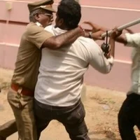 மாணவர்கள் மீது காங்கிரசார் மீண்டும் சரமாரி தாக்குதல் (படங்கள்)
