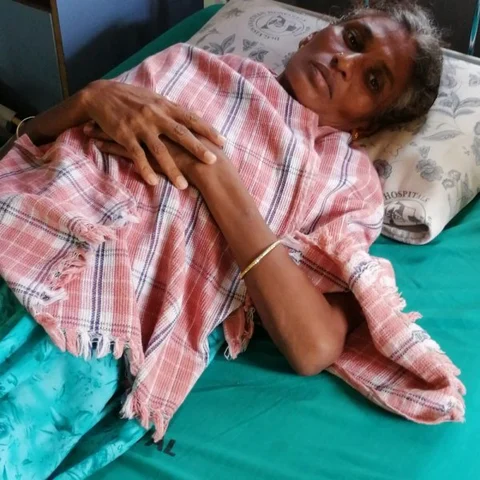 ``எங்களுக்கு யாரும் ஆதரவில்லை; சீக்கிரமே குணமாகி நாப்கின் தயாரிக்கணும்!" - புற்றுநோயில் வாடும் `நாப்கின்' வள்ளி