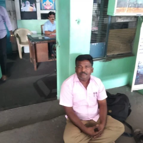 ``எனக்கு விடுப்பு தராமல் வதைக்கிறார்!" - அதிகாரிக்கு எதிராக தர்ணா செய்த போக்குவரத்து ஊழியர்