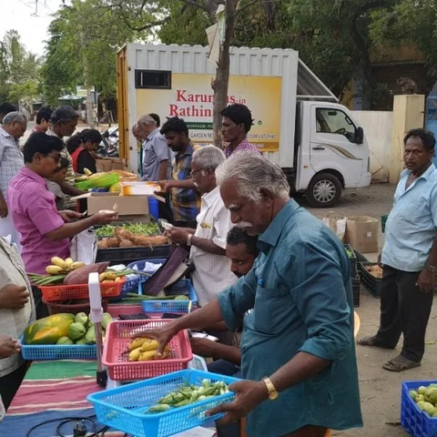 `மக்களுக்கு ஆரோக்கியம் கிடைக்கணும்; அதனால தொடங்கிட்டோம்!' - அசத்தும் இயற்கை விவசாயிகள்