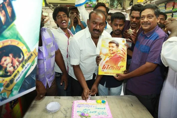 தெறி பாடல்கள் ஹிட் -கேக் வெட்டி கொண்டாடும் விஜய் ரசிகர்கள்
