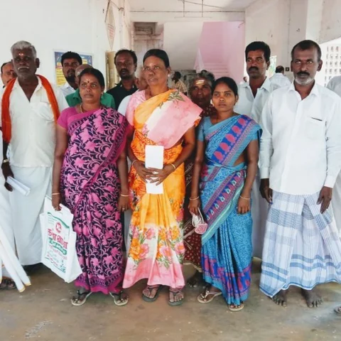`டார்ச்சர் பண்ணாதீங்க; நாங்களே காலிசெய்கிறோம்' - கலெக்டரிடம் கண்ணீர் விட்ட வியாபாரிகள்