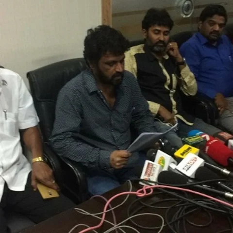 ``ஆர்.கே.நகரில் எத்தனை வார்டுகள் உள்ளன என்பதாவது விஷாலுக்குத் தெரியுமா?” விஷாலுக்கு சேரன் 75 கேள்விகள்