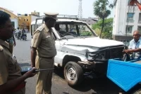 சென்னை: மேம்பாலத்தில் கார் மோதி வாலிபர் பலி! (படங்கள்)