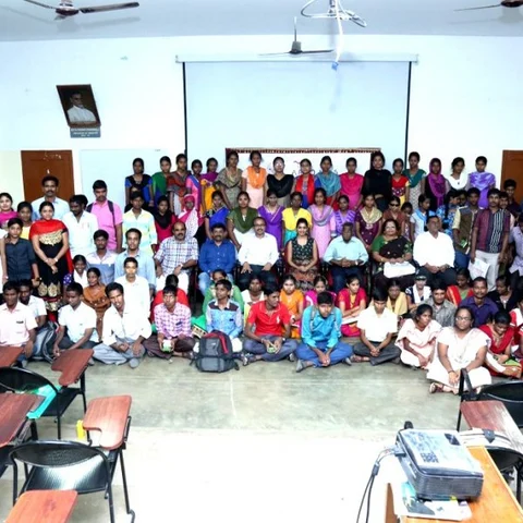 'காக்கிக்குள் புதைந்திருக்கும் ஈர மனசு' - 16 டாக்டர்கள், 105 பட்டதாரிகளை உருவாக்கிய இன்ஸ்பெக்டர் டீம்!