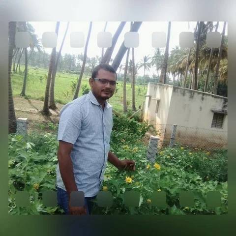 `கரூர் விவசாயி தற்கொலைக்குக் காரணமானவர்களைக் கைது செய்ய வேண்டும்!’ - உறவினர்கள் சாலை மறியல்