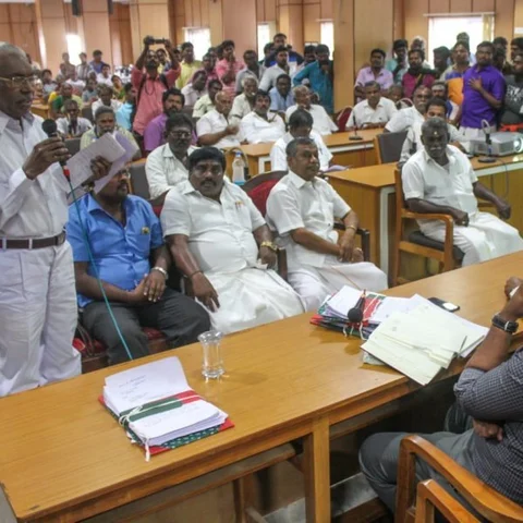 `எங்களைச் சீண்டினால் போராட்டம் வெடிக்கும்!’ - மாநகராட்சிக் கூட்டத்தில் கொந்தளித்த வியாபாரிகள்!