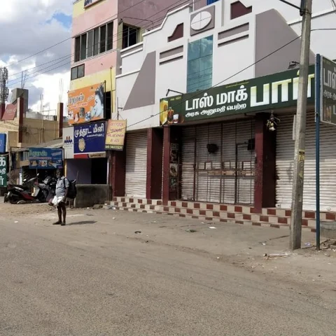 அவதூறு வீடியோ விவகாரம்! - புதுக்கோட்டையில் ஆங்காங்கே தொடரும் போராட்டம்; டாஸ்மாக் கடைகள் மூடல்