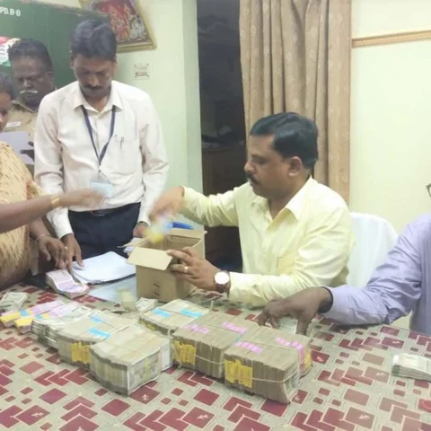 ‘காட்பாடியில் ரூ.32 லட்சம் பறிமுதல்!’ -வங்கி ஏஜென்சியிடம் அதிரடிகாட்டிய பறக்கும் படை