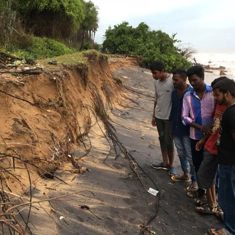 கடல் சீற்றத்தால் இடுகாட்டிலிருந்து அடித்துச்செல்லப்படும் உடல்கள்!