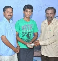 பிளஸ்-2 தேர்வில் மாநில முதலிட மாணவருக்கு வருவாய் அலுவலர் சங்கம் உதவி