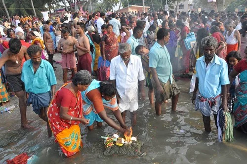 ஆடி அமாவாசை: ராமேஸ்வரத்தில் புனித நீராட குவிந்த பக்தர்கள்!