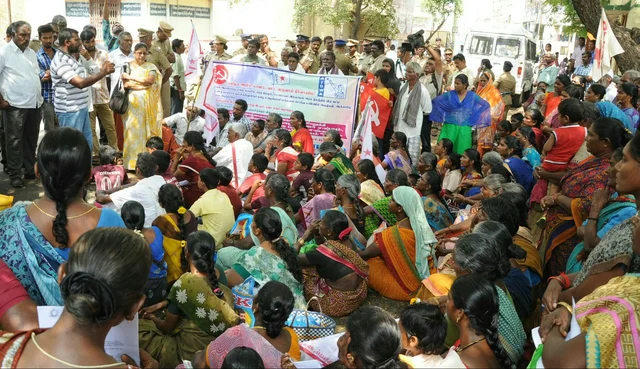 'வீட்டை காலி செய்யுங்கள்'- நோட்டீஸ் அனுப்பிய விஏஓ-க்கு எதிராக கொந்தளித்த மக்கள்