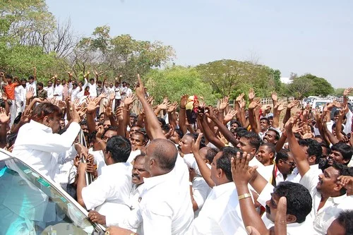 பிடிவாரண்ட் எதிரொலி: நெல்லை கோர்ட்டில் விஜயகாந்த் ஆஜர் (படங்கள்)