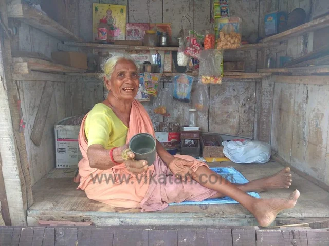 `சாகுற வரைக்கும் இந்த சர்வீஸை நிறுத்தமாட்டேன்!’ - சிறுவர்களுக்காக மிட்டாய் விற்கும் முத்தாத்தா