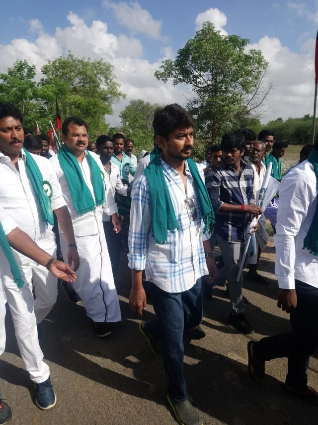 `பிரச்னை தீரும்வரை கொடியை இறக்கப்போவதில்லை!’ - காவிரி உரிமை மீட்புப் பயணத்தில் முழங்கிய தி.மு.க-வினர்