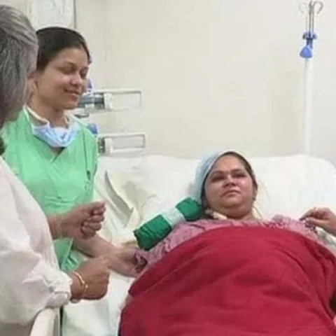 `தாயின் கருப்பையில் மகளைப் பெற்றெடுத்த பெண்!’ - சாத்தியப்படுத்திய இந்திய மருத்துவர்கள்