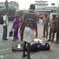 போதையில் மயங்கி கிடந்த பெண்: பாதை மாறும் தமிழகம்!