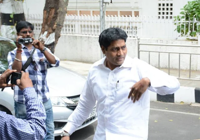 'என் மனைவி தீபா உயிர் பற்றி தமிழக அரசுக்கு அக்கறையில்லையா?' - கொதிகொதிக்கும் மாதவன் #VikatanExclusive