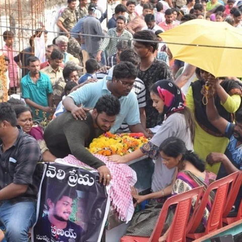 `பிரனயைதான் அழிக்க முடியும்; காதலை அழிக்க முடியாது' - கண்கலங்க வைத்த இறுதி ஊர்வலம் #JusticeForPranay