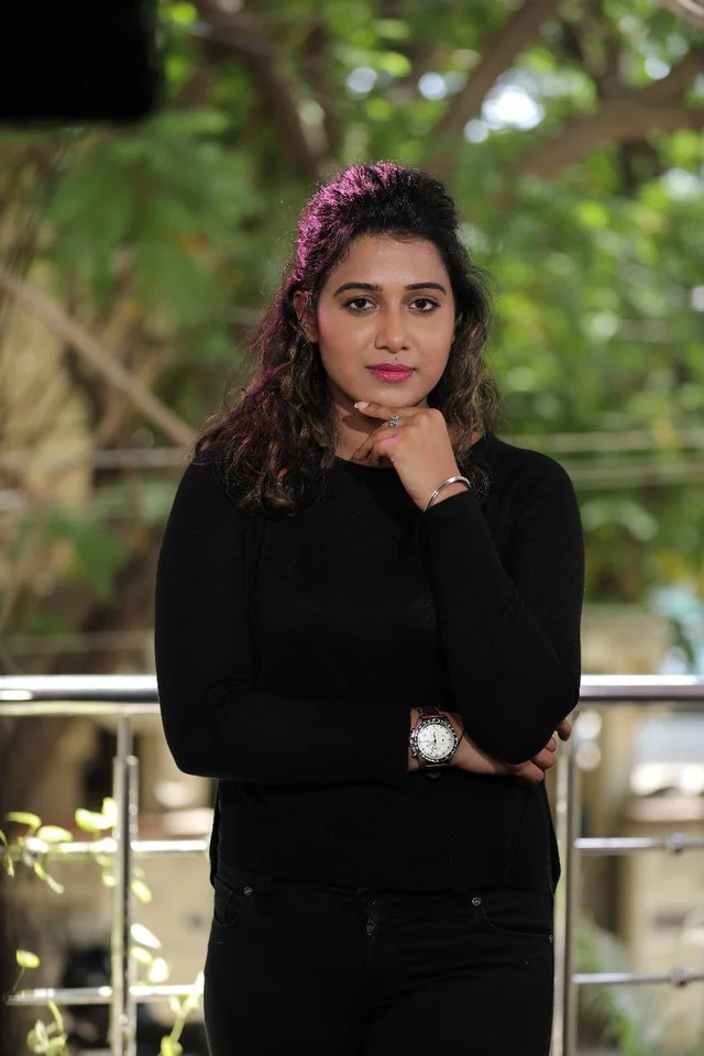 ``புடவை கட்டிக்கிட்டேன்... `ஸ்கை'ப்புக்கு வந்தேன்!" - ஷில்பா மஞ்சுநாத்