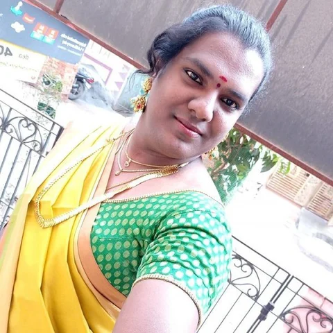 ''அம்மாவுக்கு நான் யாருனு தெரியும்... ஆனா என்கிட்ட ஒரு வார்த்தை கேட்டதில்லை'' - திருநங்கை ஸ்வேதா