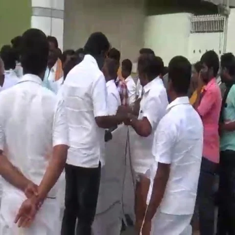 தாமதமாக வந்த அமைச்சர் - உட்கட்சிப் பூசலால் விமான நிலையத்தில் அ.தி.மு.க-வினர் மோதல்