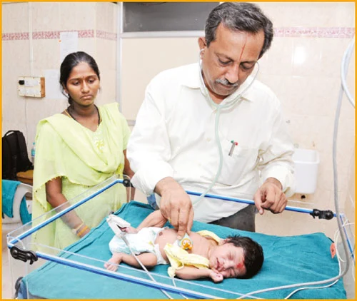 குழந்தையின் கை ரேகையைக் கவனியுங்கள்