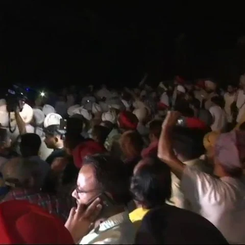 `தண்டவாளம் அருகே தசரா கொண்டாட்டம்!’ - பஞ்சாபில் ரயில் மோதி 50 - க்கும் மேற்பட்டோர் உயிரிழப்பு