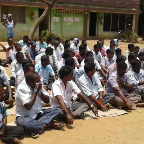 'குடும்பங்கள் பட்டினியால் வாடுகிறது'- மாற்று வேலைக்கேட்டு போராடும் டாஸ்மாக் ஊழியர்கள்