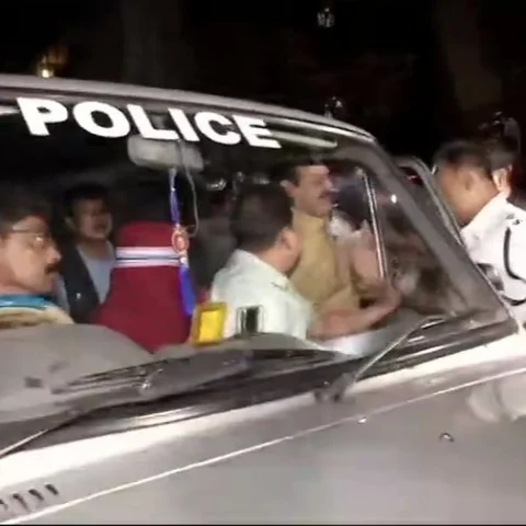 `ஆவணங்கள் இல்லாமல் வந்தார்களா?’ - சி.பி.ஐ அதிகாரிகளைக் கைது செய்த கொல்கத்தா போலீஸ்