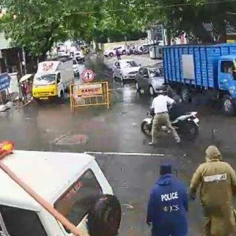 `ஆய்வாளர் மீது ஏன் வழக்குத்தொடுக்கவில்லை?” - கேள்வி எழுப்பும் போக்குவரத்துக் காவலரின் மனைவி