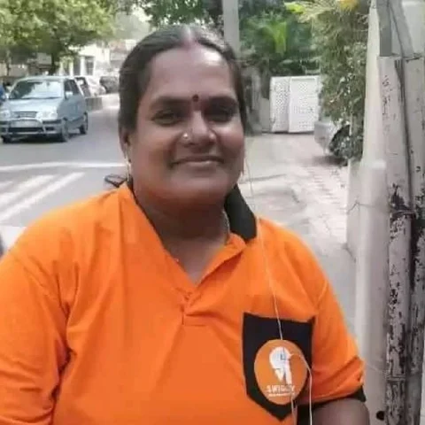 ``தம்பிக்கு வேலை தேடிப் போனேன்; அது எனக்கே கிடைச்சிடுச்சு" டெலிவுரி வுமன் ஜெயலட்சுமி