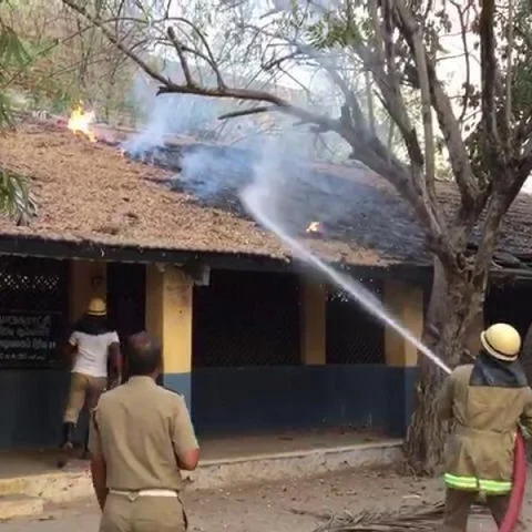 பள்ளிக்கூட மேற்கூரையில் பற்றிய தீ - விரைவாக செயல்பட்டு அணைத்த தீயணைப்புத் துறையினர்!