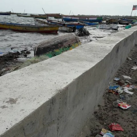 ராமேஸ்வரத்தில் தரம் குறைந்த தடுப்புச் சுவர்: மீனவ மக்கள் புகார்..!