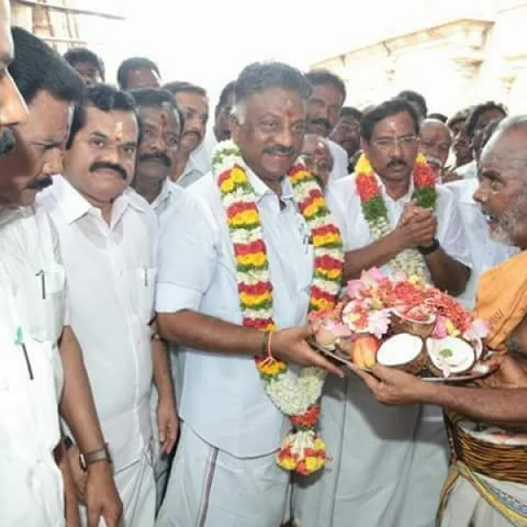 கோயிலுக்குச் சென்று பூஜை செய்த துணை முதல்வர் ஓ.பன்னீர்செல்வம்