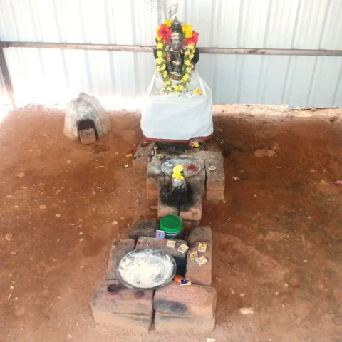 கலெக்டர் அலுவலகத்தில் முளைத்த திடீர் பிள்ளையார்! - கரூர் சர்ச்சை