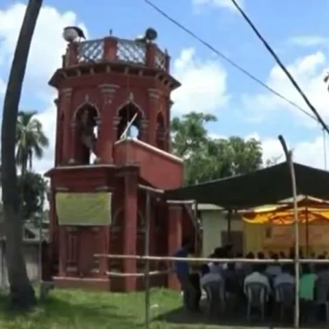 நெடுஞ்சாலை விரிவாக்கம் - 100 ஆண்டுகள் பழைமையான மசூதிக் கட்டடத்தை நகர்த்தும் அஸ்ஸாம் பொறியாளர்கள்!