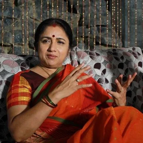 `` `தனியாளா போராடுறேன்... ஆதரவே இல்லை'ங்குறாங்க!" 'அம்மா' விவகார பின்னணி சொல்லும் ரேவதி