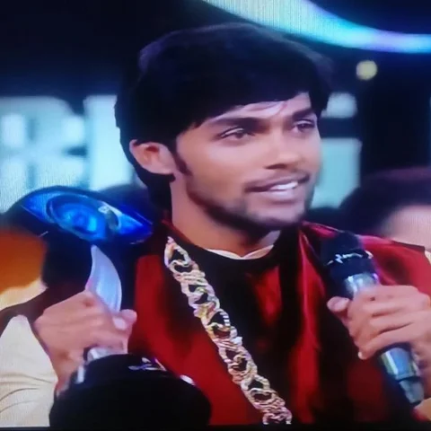 பிக்பாஸ் டைட்டில் வென்ற ஆரவ்..! கமல்ஹாசன் விருதை வழங்கினார் #BiggBossGrandFinale