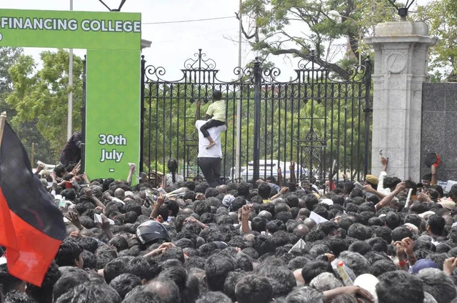 நூறு விமர்சனங்கள்... ஆயிரம் காதல்கள்..! கருணாநிதியோடு ஓர் இறுதிப்பயணம்