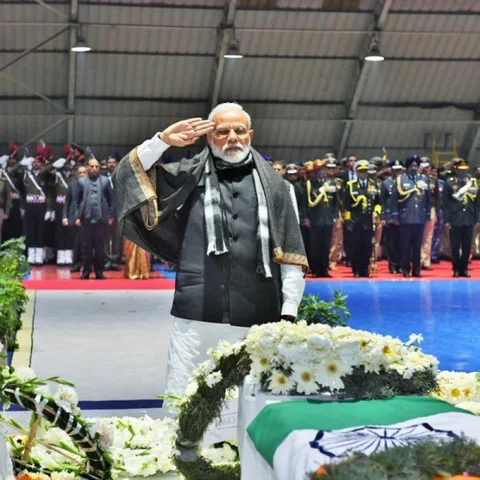 `மக்கள் நெஞ்சங்களில் எரியும் தீ... என் நெஞ்சிலும் எரிகிறது!’ - பிரதமர் மோடி #Pulwamaattack