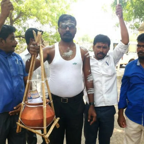 கொள்ளிப்பானையில் மனு... டாஸ்மாக்கிற்கு எதிராக நூதனப் போராட்டம்!