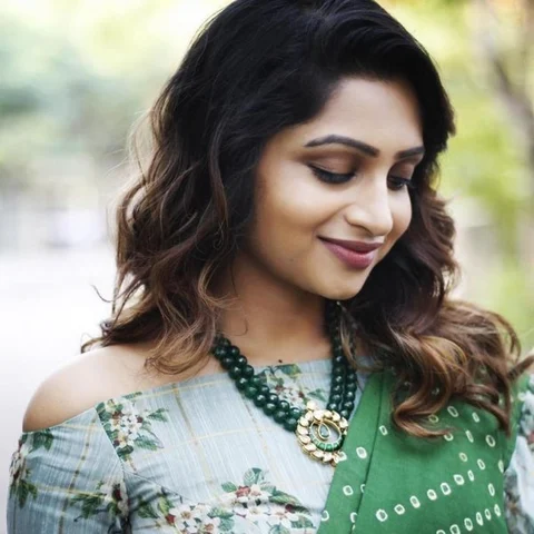 டிசைனர் கம்மல், கிராண்ட் டிரஸ், வெரைட்டி ப்ளவுஸ்! - நட்சத்திரா ஃபேஷன்ஸ்